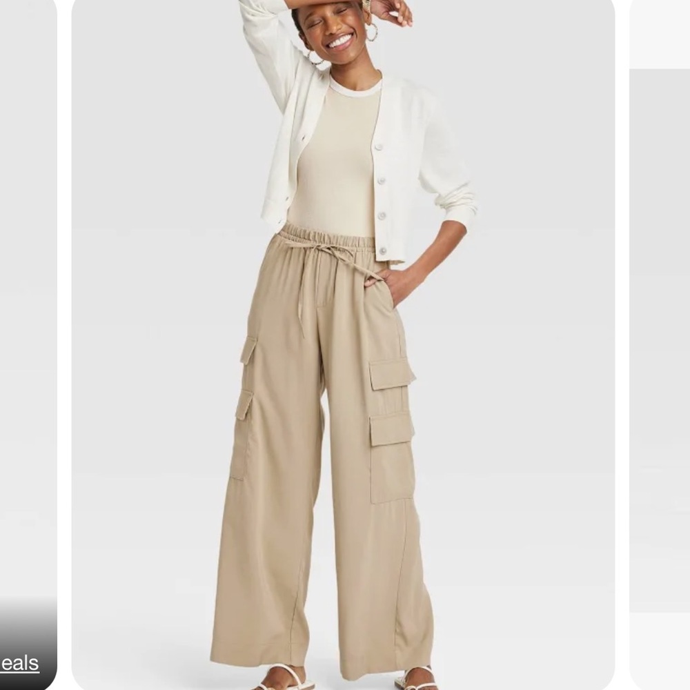 A New Day Women’s High- Rise Wide Leg Cargo Pants.